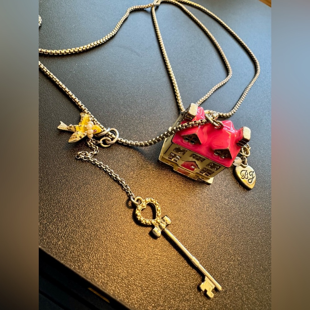 Betsey Johnson Long Pendant House Necklace Hinged to Reveal *VINTAGE, RARE FIND* - Picture 5 of 16